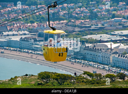 Téléphérique de Llandudno le grand orme ascendant au-dessus du front de mer de Llandudno, Llandudno, au nord du Pays de Galles, Royaume-Uni Banque D'Images