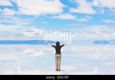 Vue arrière de la femme prosterné dans la nature, Salar de Uyuni, Bolivie Banque D'Images