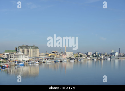 Le Dniepr à Kiev (Ukraine). River Station. Vue de la passerelle de Podil (Podol) Banque D'Images