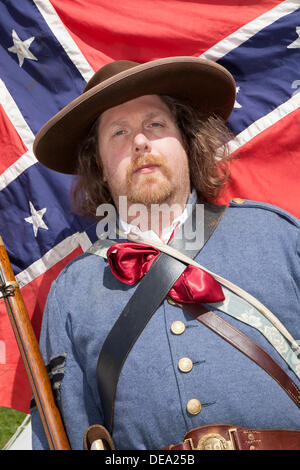 Ingleton, UK 14 Septembre, 2013. Peter Wemyss, le sergent sur le camp des Confédérés portant veste bleu-gris, et un grand chapeau brun, un soldat à Ingleton's Wild West Week-end avec la Guerre civile américaine avec la société living history affiche et des reconstitutions historiques. Union européenne et Confederate Des soldats portant l'uniforme et portant les armes de la période. Banque D'Images