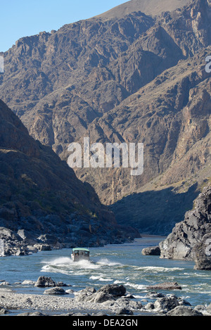 Jet bateau sur le fleuve de serpent dans le Hells Canyon sur le Colorado/Oregon frontière. Banque D'Images