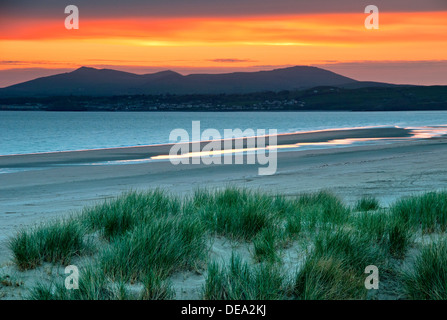 Dernière Lumière sur la plage de Harlech, Tremadog Bay et coucher de soleil sur la péninsule de Lleyn, au nord du Pays de Galles, Royaume-Uni Banque D'Images