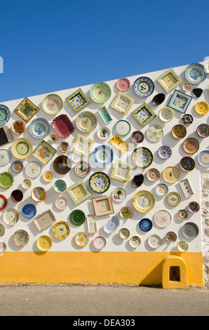 Atelier de poterie et céramique portugaise avec des plaques sur le mur, Cap St Vincent Sagres, Algarve, Portugal Banque D'Images