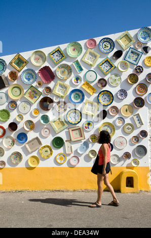Atelier de poterie et céramique portugaise avec des plaques sur le mur, Cap St Vincent Sagres, Algarve, Portugal Banque D'Images