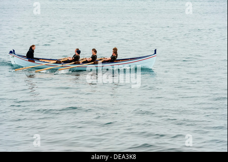 Bateau à rames traditionnelles(s) dans les Îles Féroé Banque D'Images