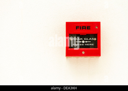 L'interrupteur d'alarme feu rouge sur blanc mur de béton. Banque D'Images