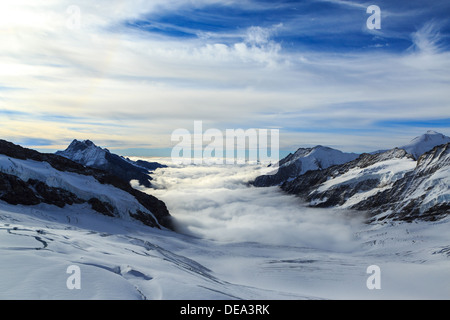 Certains sommets de montagnes couvertes de neige dans la région de la Jungfrau de Suisse. Elle a été prise à partir de la Junfraujoch à 3500 m. Raining ci-dessous. Banque D'Images