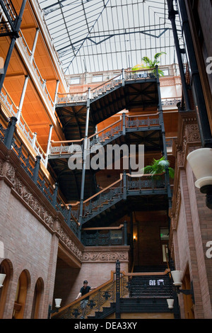 Vue de l'intérieur de l'immeuble Bradbury dans le centre-ville de Los Angeles, Californie Banque D'Images