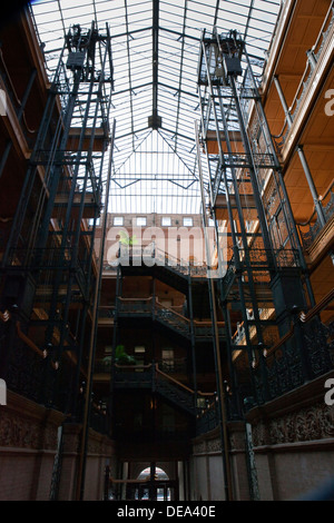 Vue de l'intérieur de l'immeuble Bradbury dans le centre-ville de Los Angeles, Californie Banque D'Images