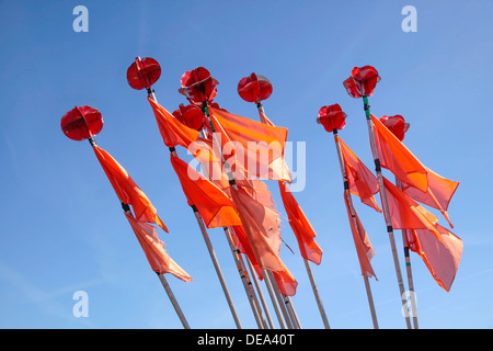 Drapeaux colorés de bouées d'un bateau de pêche dans le port de Svaneke sur Bornholm, Danemark Banque D'Images