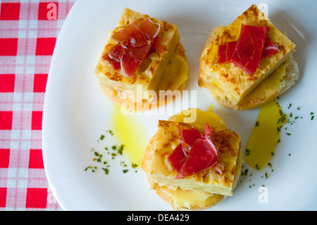 L'Espagnol tapa : l'omelette espagnole avec viande ibérique. Banque D'Images