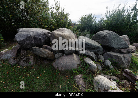 Tumulus Magelowberg Megalithc avec tombeau, néolithique à l'île de Rügen, Mecklenburg-Vorpommern, Allemagne Europe Banque D'Images