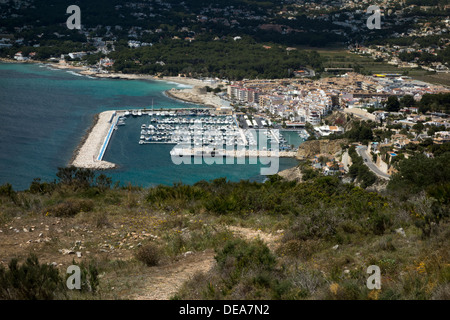 Moraira, Costa Blanca Alicante Espagne sur le port de plaisance de la colline voisine Banque D'Images