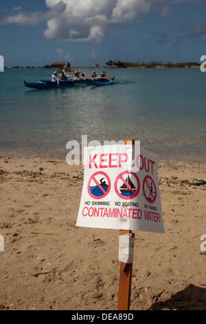 Honolulu, Hawaii, États-Unis. 14e Août, 2013. Panneau d'avertissement affiché après que 1400 tonnes de mélasse déversées dans le port. Les fonctionnaires sont l'appeler la pire catastrophe de l'océan de tous les temps. Des milliers de poissons sont morts après un déversement provenant d'un tuyau Matson utilisé pour transférer la mélasse aux navires. © Craig Ellenwood/Alamy Live News Banque D'Images