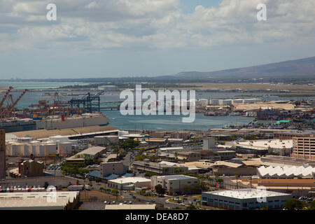 Honolulu, Hawaii, États-Unis. 14e Août, 2013. Honolulu Harbor où 1400 tonnes de mélasse déversées dans le port. Les fonctionnaires sont l'appeler la pire catastrophe de l'océan de tous les temps. Des milliers de poissons sont morts après un déversement provenant d'un tuyau Matson utilisé pour transférer la mélasse aux navires. © Craig Ellenwood/Alamy Live News Banque D'Images