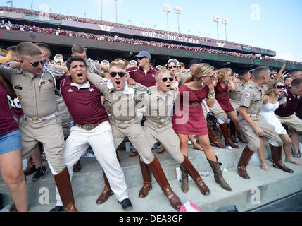 14 septembre 2013 - College Station, Texas, USA - 14 septembre 2013 : Texas A&M Aggies Corp chant Cadets Aggies combat chanson pendant le match entre l'Université de l'Alabama Crimson Tide et l'Université Texas A&M Aggies à Kyle Field Stadium de College Station, Texas. Alabama gagne contre Texas A&M, 49-42. Banque D'Images