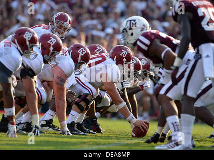 14 septembre 2013 - College Station, Texas, USA - 14 septembre 2013 : Alabama Crimson Tide quarterback AJ McCarron (10) sur la ligne pendant le match entre l'Université de l'Alabama Crimson Tide et l'Université Texas A&M Aggies à Kyle Field Stadium de College Station, Texas. Alabama gagne contre Texas A&M, 49-42. Banque D'Images