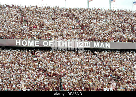 14 septembre 2013 - College Station, Texas, USA - 14 septembre 2013 : Texas A&M Aggies fans cheering pour leur pendant le jeu entre l'Université de l'Alabama Crimson Tide et l'Université Texas A&M Aggies à Kyle Field Stadium de College Station, Texas. Alabama mène au 1er semestre contre Texas A&M, 28-14. Banque D'Images