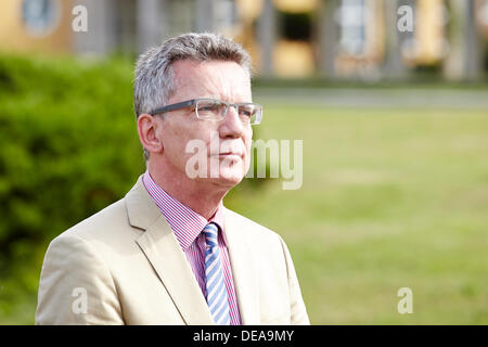 Berlin, Deutschland. Le 08 août, 2013. Thomas de Maizière, ministre fédéral de la Défense, des visites aux troupes lors de la commande Air Force pendant son voyage d'été 2013 à Berlin en général Steinhoff Kaserne.Thomas de Maizière, ministre fédéral de la Défense. Banque D'Images