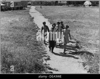 Les voies de l'aéroport, près de Modesto, comté, en Californie. Les enfants allant à l'école élémentaire Wilson . . . 521632 Banque D'Images