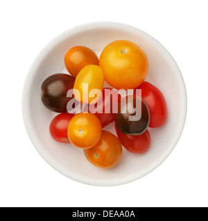 Les tomates cerise dans un bol isolé sur fond blanc, Close up Banque D'Images