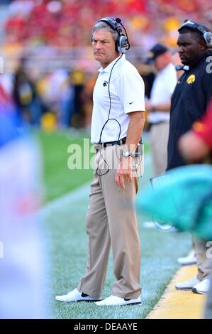 14 septembre 2013 - Ames, Iowa, United States of America - 31 août., 2013 : l'entraîneur-chef de l'Iowa Kirk Ferentz durant la NCAA football match entre l'état de l'Iowa l'Iowa Hawkeyes Cyclones et à stade Jack Trice à Ames, Iowa..Ke Lu/CSM Banque D'Images