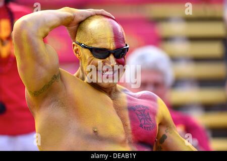 14 septembre 2013 - Ames, Iowa, United States of America - 31 août., 2013 : Un ventilateur de l'état de l'Iowa a peint son corps cardinal et l'or pendant la NCAA football match entre l'état de l'Iowa l'Iowa Hawkeyes Cyclones et à stade Jack Trice à Ames, Iowa..Ke Lu/CSM Banque D'Images