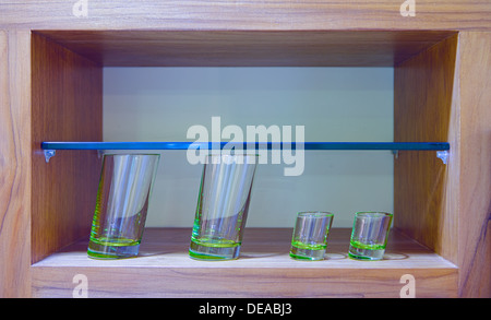 Quatre verres obliques en bois verre cas Banque D'Images