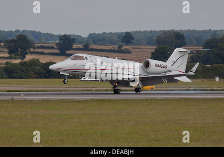 Groupe Ameriforge LearJet 60 N945GS arrivant à l'aéroport de London-Luton LTN Banque D'Images