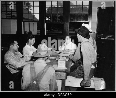 Coosa Valley, Alabama. Que représentent les photos de réunion par les agriculteurs qui sont venus à l'école de recueillir les chèques AAA. 5663 Banque D'Images