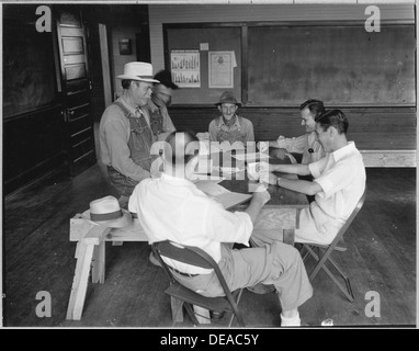 Coosa Valley, Alabama. Que représentent les photos de réunion par les agriculteurs qui sont venus à l'école de recueillir les chèques AAA. 5665 Banque D'Images