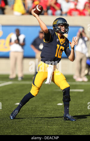 Berkeley, CA, USA. 14e Août, 2013. 14 Septembre 2013 : Jared Goff du cal Bears pendant une perte 52-34 à l'Ohio St. à Buckeyes California Memorial Stadium à Berkeley, Californie. © csm/Alamy Live News Banque D'Images