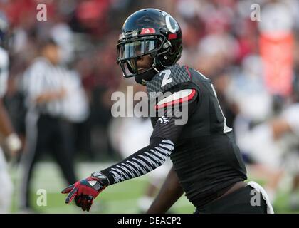 Cincinnati, OH, USA. 14e Août, 2013. 14 septembre 2013 : Cincinnati Bearcats wide receiver Mekale McKay (2) qu'il l'aligne pour le jouer au cours de la NCAA Football match entre le nord-ouest de l'état de démon et le Cincinnati Bearcats à Nippert Stadium à Cincinnati, OH. Les Bearcats de Cincinnati a vaincu les démons de l'État nord-ouest 66-9. © csm/Alamy Live News Banque D'Images