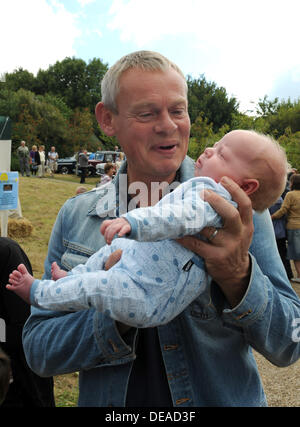 Dorset, UK. 14e Août, 2013. Martin Clunes ouvre le Weldmar Hospice summer fete. Photo : Geoff Moore/Dorset Service Médias © Dorset Media Service/Alamy Live News Banque D'Images