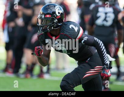 Cincinnati, OH, USA. 14e Août, 2013. 14 septembre 2013 : Cincinnati Bearcats wide receiver Mekale McKay (2) pendant l'échauffement avant la NCAA Football match entre le nord-ouest de l'état de démon et le Cincinnati Bearcats à Nippert Stadium à Cincinnati, OH. Les Bearcats de Cincinnati a vaincu les démons de l'État nord-ouest 66-9. © csm/Alamy Live News Banque D'Images