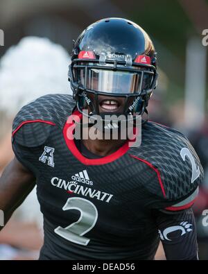 Cincinnati, OH, USA. 14e Août, 2013. 14 septembre 2013 : Cincinnati Bearcats wide receiver Mekale McKay (2) prend le terrain avant que la NCAA Football match entre le nord-ouest de l'état de démon et le Cincinnati Bearcats à Nippert Stadium à Cincinnati, OH. Les Bearcats de Cincinnati a vaincu les démons de l'État nord-ouest 66-9. © csm/Alamy Live News Banque D'Images