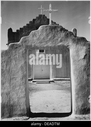 Vue de face de l'entrée, de l'église, monument historique Taos Pueblo, New Mexico, 1942 (Misicn Gercnimo de San) (version 519983 Banque D'Images