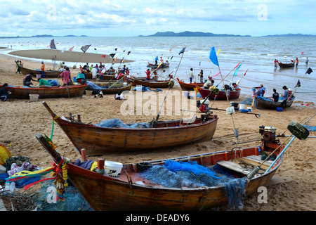 Des bateaux de pêche à la plage de Jomtien dans la matinée- Pattaya Banque D'Images