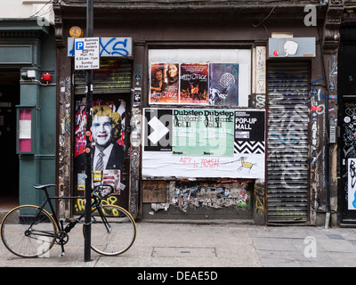 Porte dans Redchurch Street, Londres est couvert de graffitis Banque D'Images