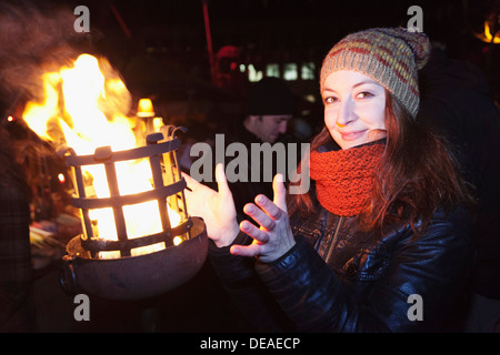 Jeune femme à la foire de Noël de vermifuges, Esslingen, Baden Wurtemberg, Allemagne Banque D'Images