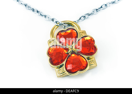 Collier argenté avec pendentif trèfle rouge et pierres précieuses isolated on white Banque D'Images