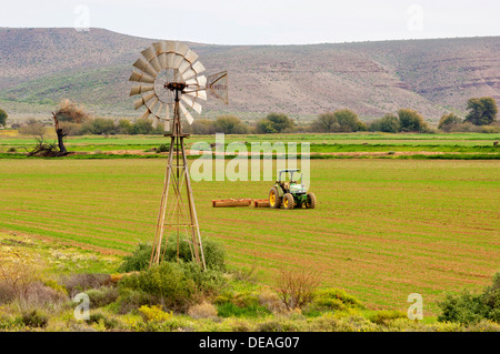 Moulin d'une pompe d'irrigation et d'un tracteur dans un champ, Calvinia, province de Western Cape, Afrique du Sud, l'Afrique Banque D'Images