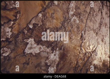 Plateau ROCK légèrement lavé SUR L'OLENTANGY RIVER, COUVERT DE LA POLLUTION D'UN DÉVERSEMENT DE PRODUITS CHIMIQUES Le 20 juin 1974. Un 555553 Banque D'Images