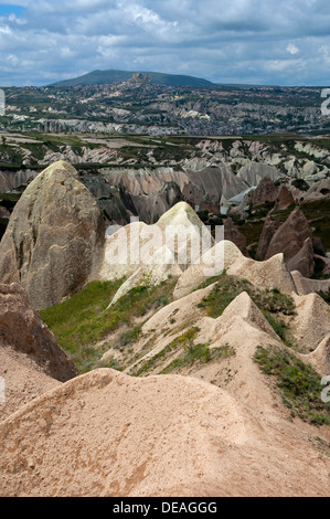 Paysage sauvage avec des formations de tuf altéré, Rose Valley, parc national de Göreme, en Cappadoce, Province de Nevşehir Banque D'Images