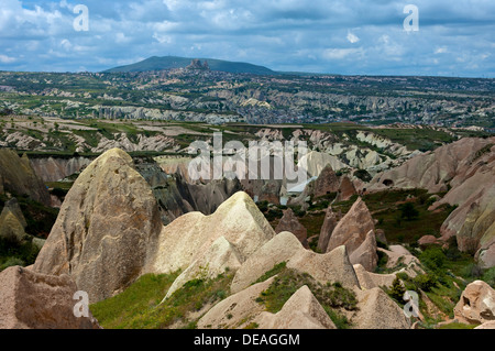 Paysage sauvage avec des formations de tuf altéré, Rose Valley, parc national de Göreme, en Cappadoce, Province de Nevşehir Banque D'Images