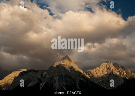 La lumière du soleil qui brille sur les derniers sommets de la gamme Mieming avec les montagnes Sonnenspitze Ehrwalder et Gruenstein, Ehrwald, Tyrol Banque D'Images