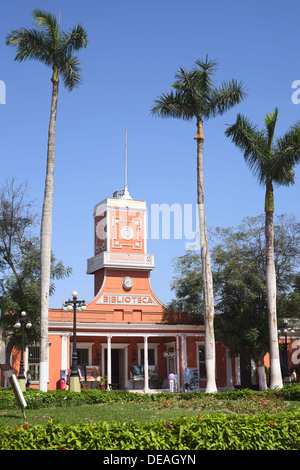 Le bâtiment Hemeroteca municipal dans le Parque Municipal de Barranco, à Lima, Pérou Banque D'Images