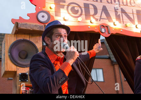 Great Yarmouth, au Royaume-Uni. 14 sept., 2013. Hors là de Festival. Nejma de France avec leurs la baraque foraine 6.1 sideshow et exposition d'art numérique de Great Yarmouth's Annual International Festival de cirque et arts de rue © Adrian Buck/Alamy Live News Banque D'Images