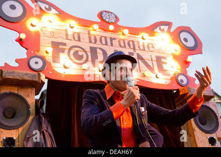 Great Yarmouth, au Royaume-Uni. 14 sept., 2013. Hors là de Festival. Nejma de France avec leurs la baraque foraine 6.1 sideshow et exposition d'art numérique de Great Yarmouth's Annual International Festival de cirque et arts de rue © Adrian Buck/Alamy Live News Banque D'Images