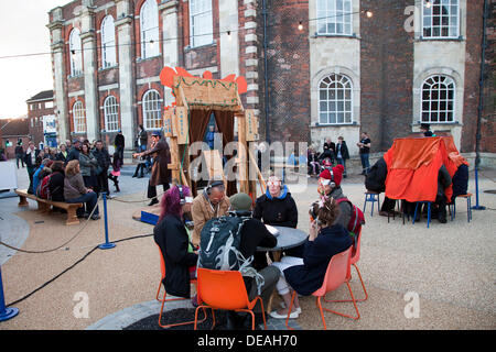 Great Yarmouth, au Royaume-Uni. 14 sept., 2013. Hors là de Festival. L'expérience du Festival festivaliers Nejma La baraque foraine 6.1 sideshow et digital audio/visual art exposition. L'un des sites dignes d'intérêt à Great Yarmouth's Annual International Festival de cirque et arts de rue © Adrian Buck/Alamy Live News Banque D'Images